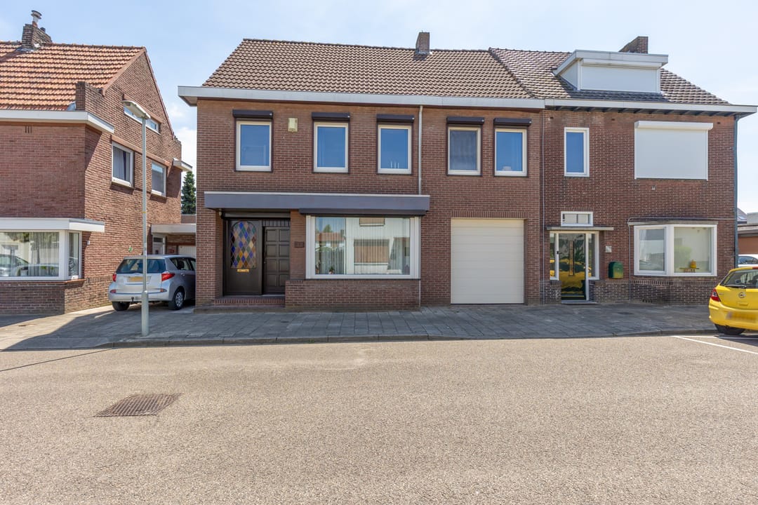 Photo 1 of Montfortstraat 33