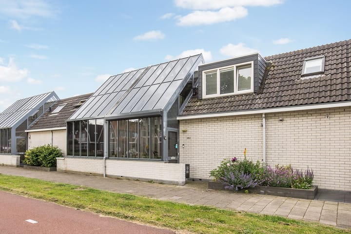 Tussenwoning te koop: Venneperweg 282, Nieuw-Vennep