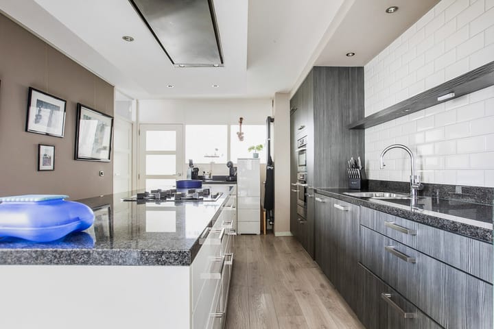 Tussenwoning te koop: Venneperweg 282, Nieuw-Vennep