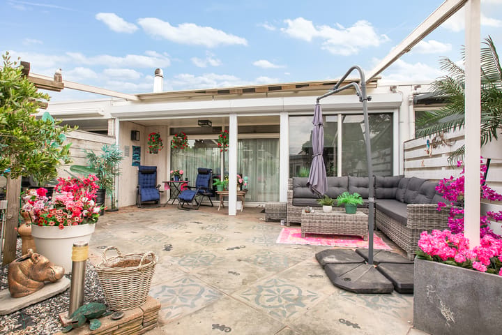 Tussenwoning te koop: Venneperweg 282, Nieuw-Vennep