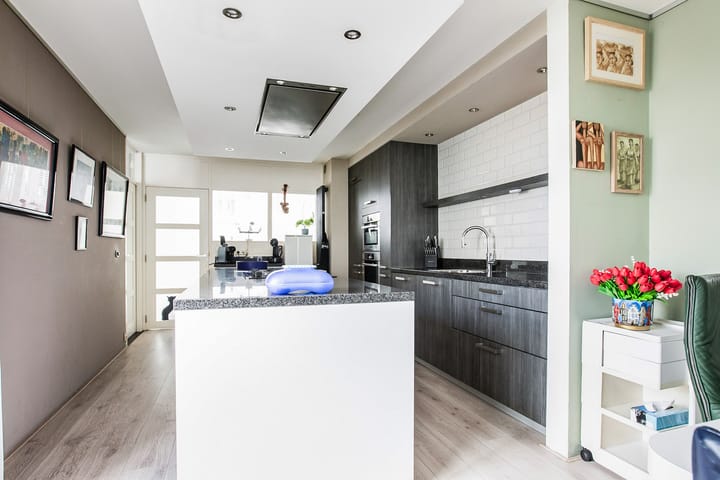 Tussenwoning te koop: Venneperweg 282, Nieuw-Vennep