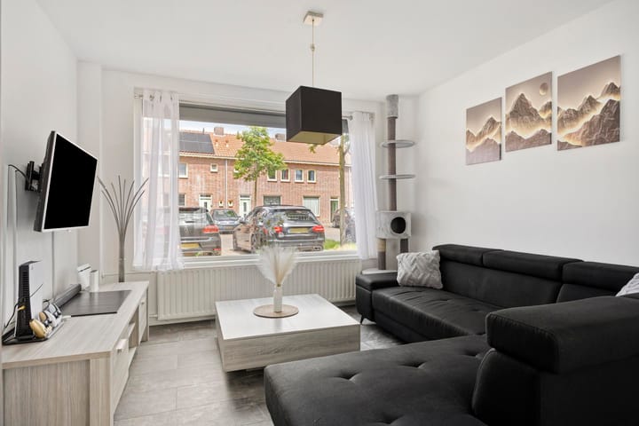 Tussenwoning te koop: Antillenplein 10, Tilburg