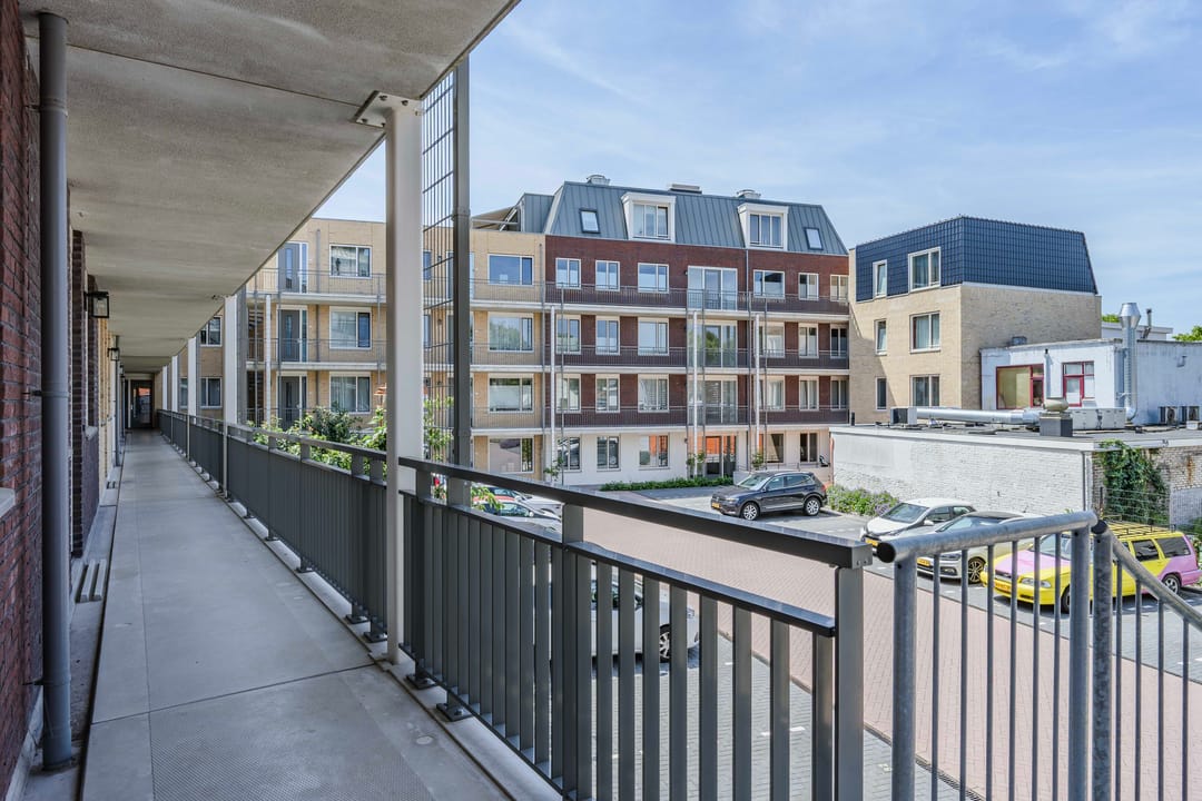 Photo 2 of E.E. van der Laanstraat 28