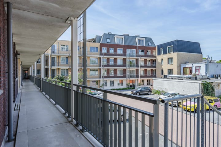 Photo 2 of E.E. van der Laanstraat 28