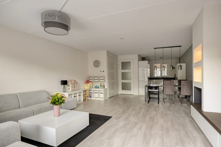 Tussenwoning te koop: Juliettepad 11, Hoogvliet Rotterdam