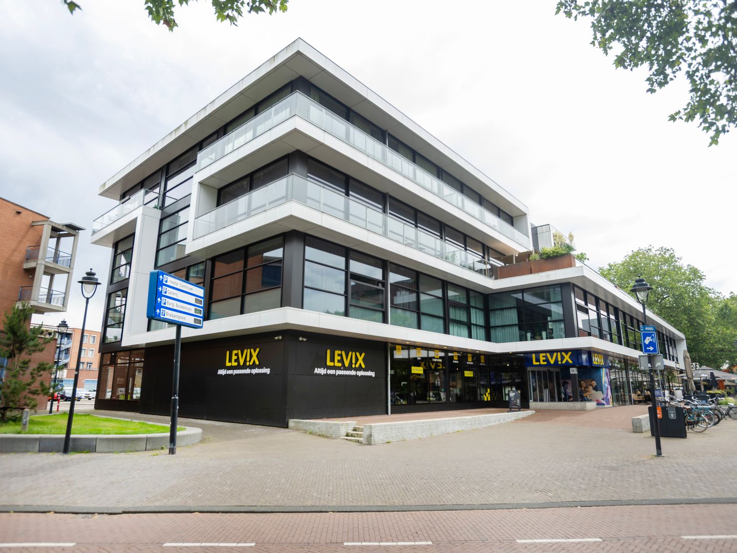Bekijk foto 1 van Pastoor Spieringsstraat 11