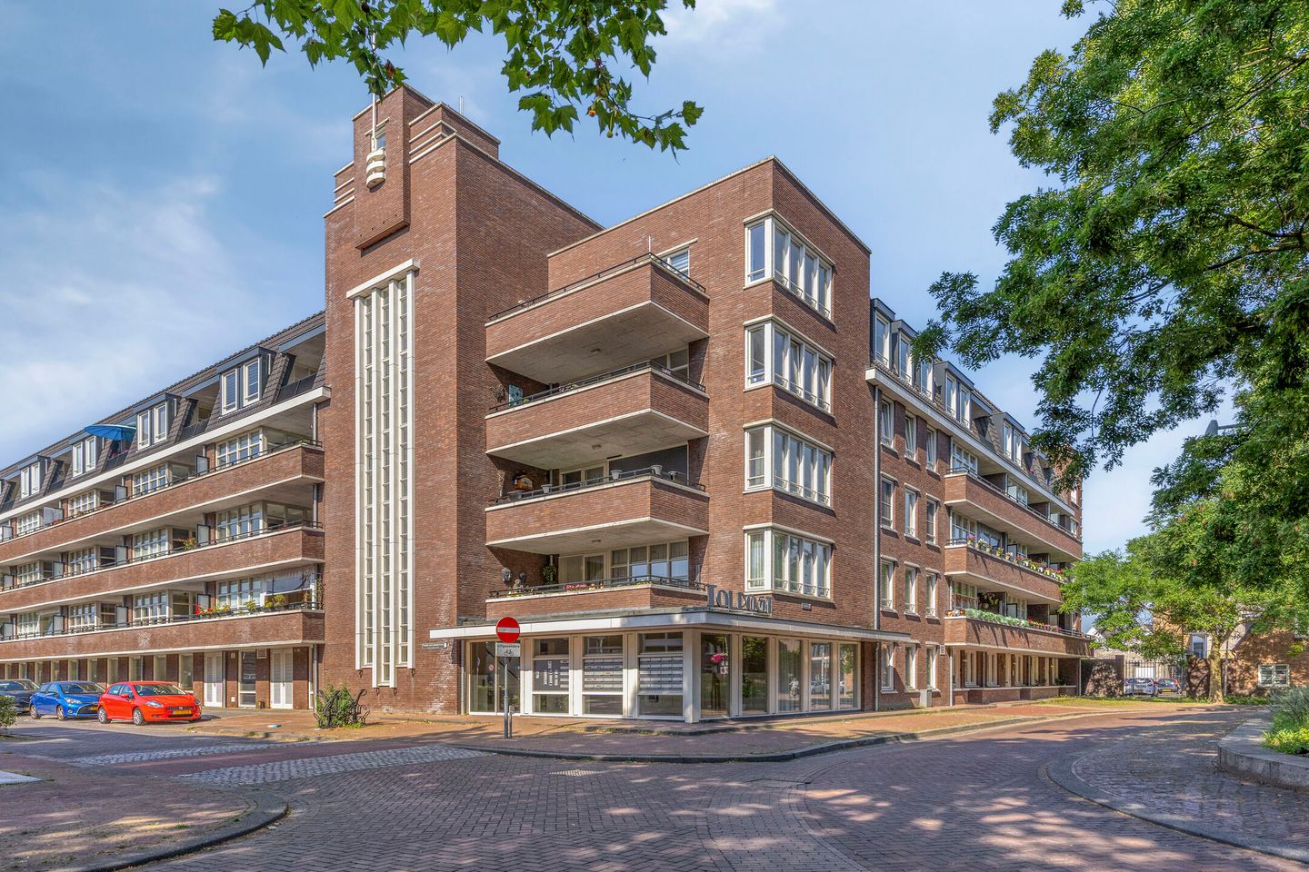 View photo 1 of Pastoor van Leeuwenstraat 2