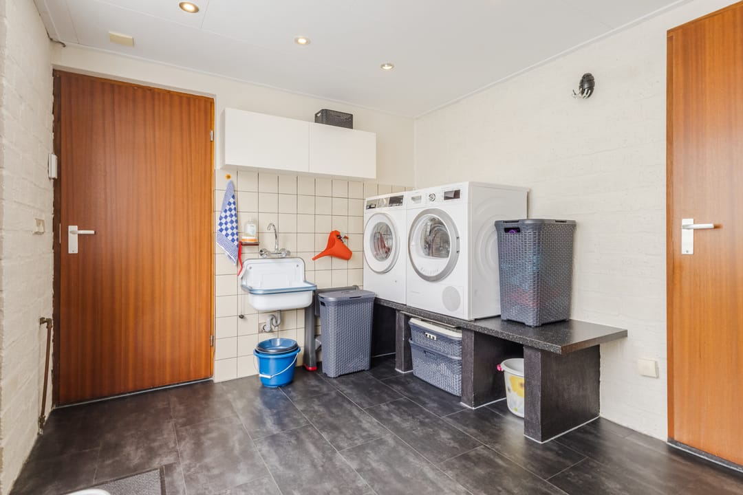 Photo 37 of Esstraat 59