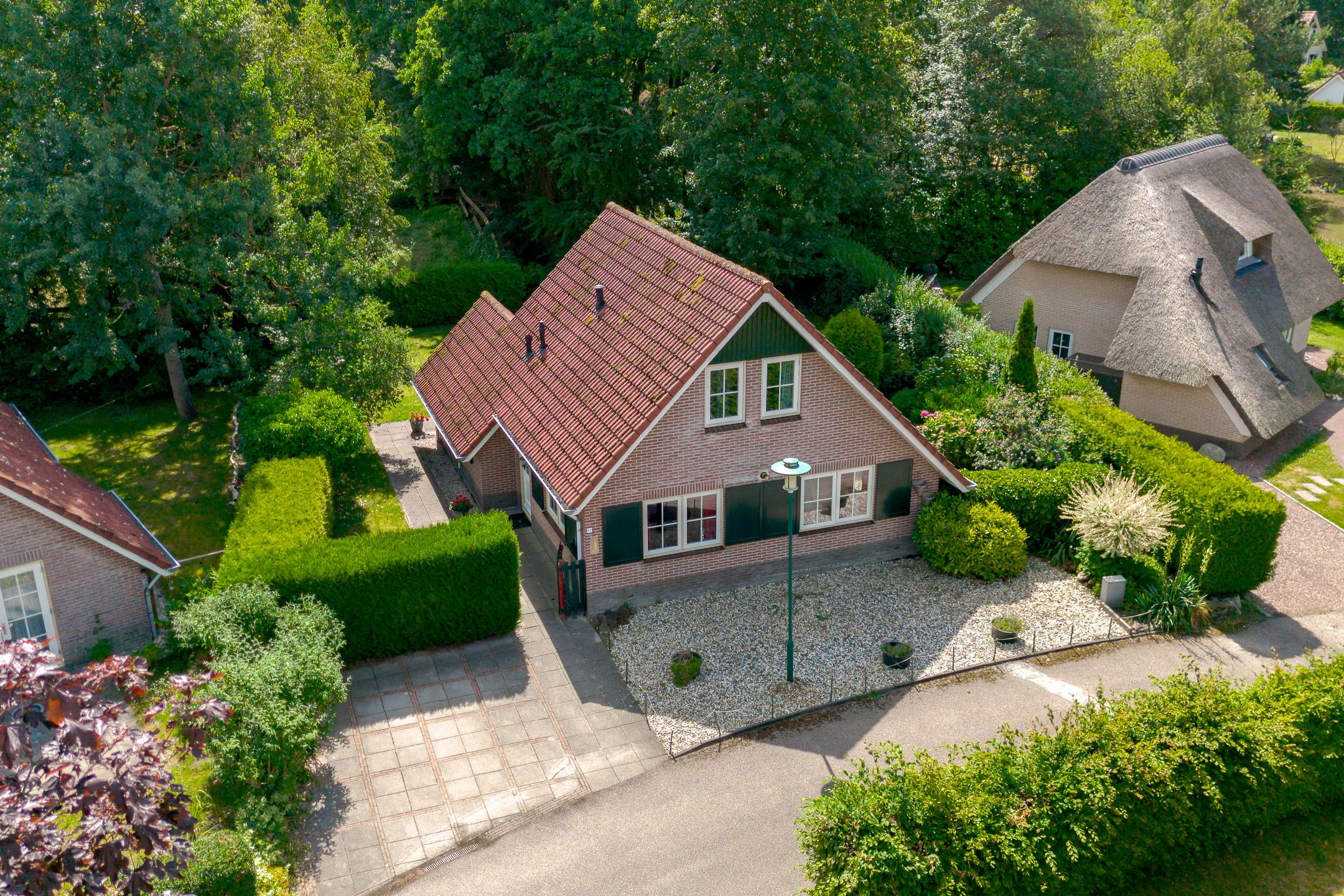 2-bedroom freehold villa in Een — photo 1 of 5