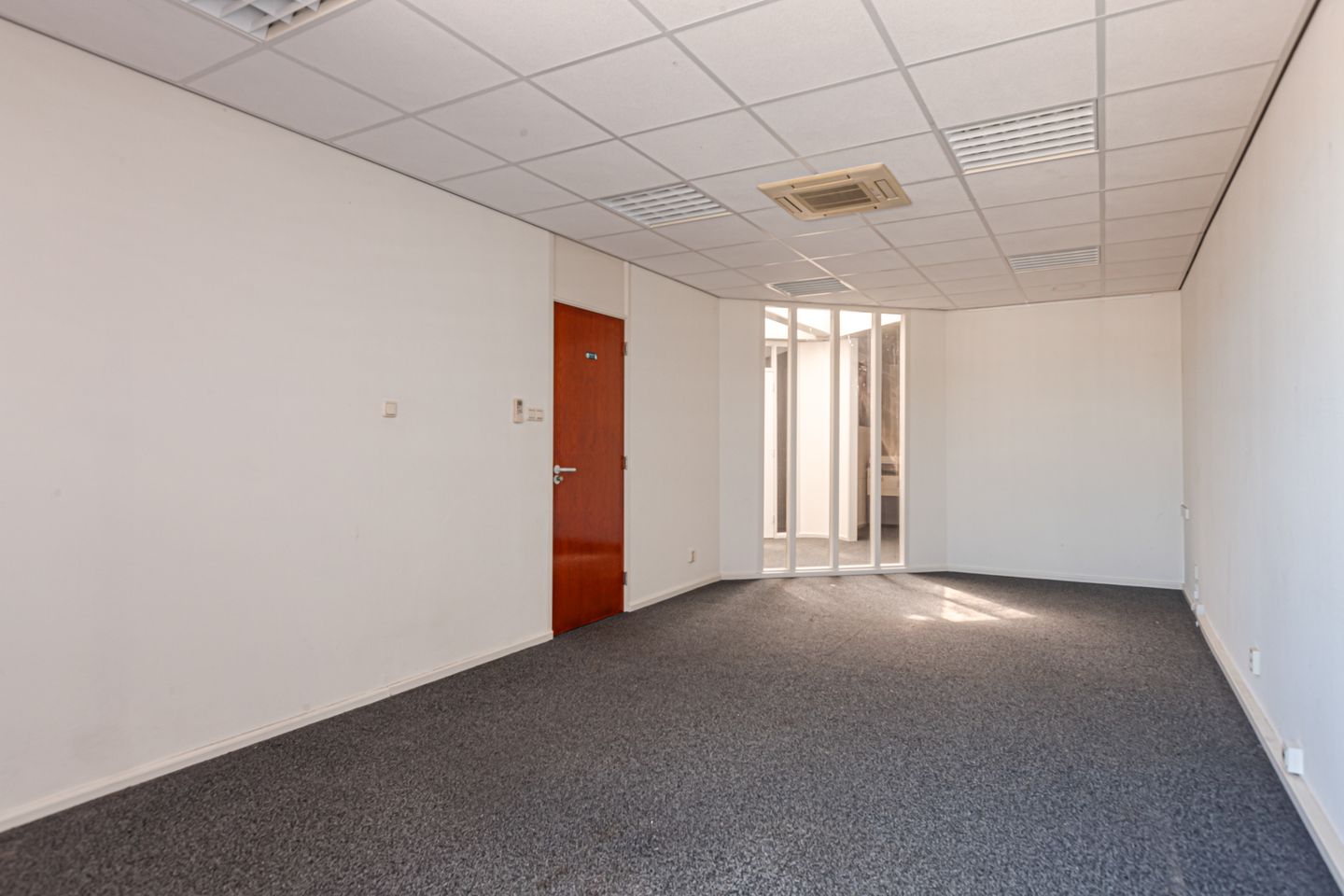 View photo 3 of Ondernemingsweg 3