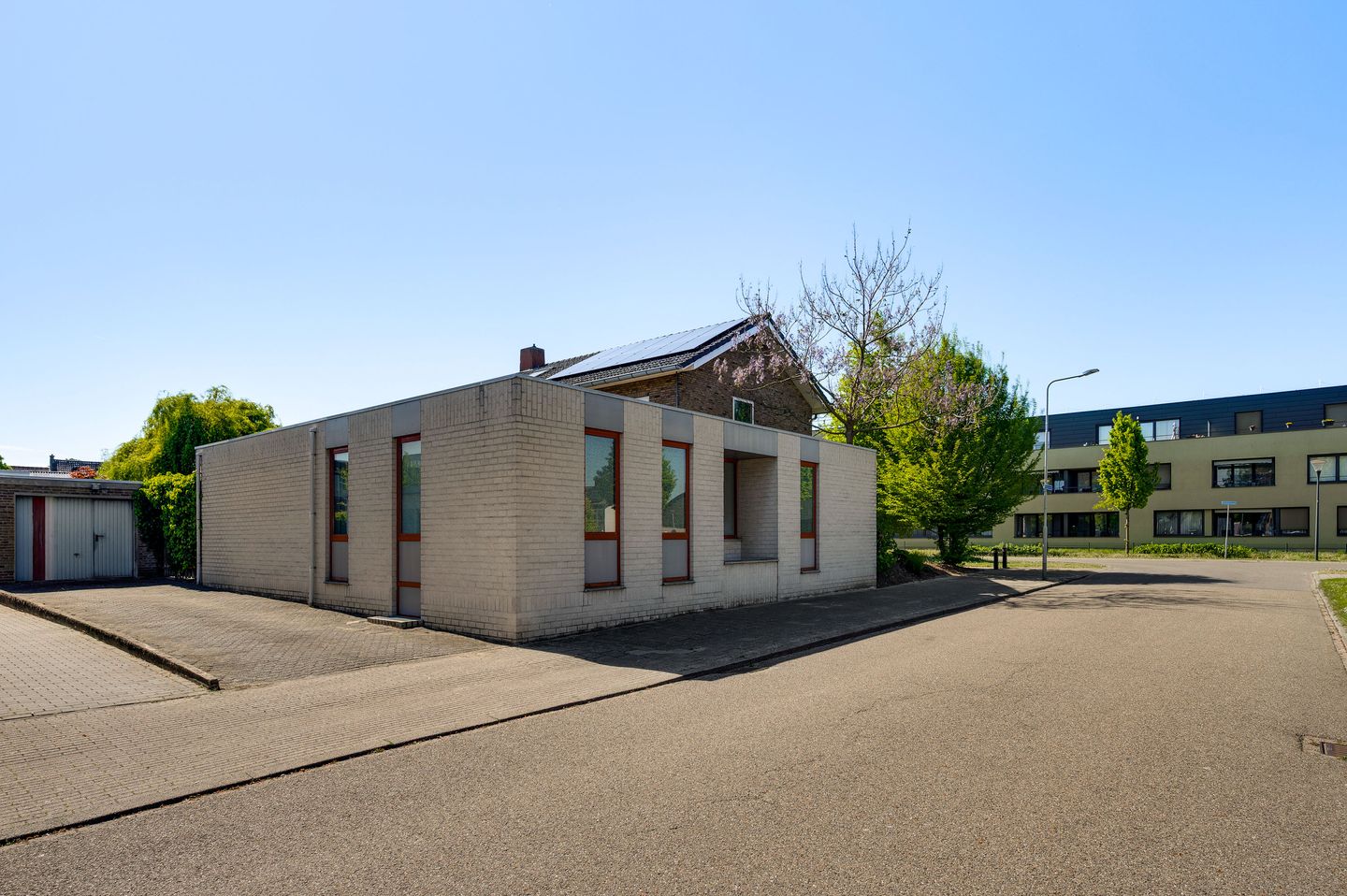 View photo 1 of Veldekelaan 25