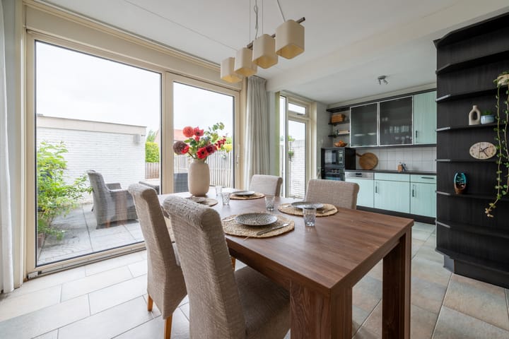 Tussenwoning te koop: Elsje van Houweningepad 2, Sleeuwijk