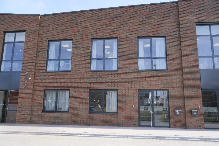 Bekijk foto 2 van Van der Waalsstraat 22