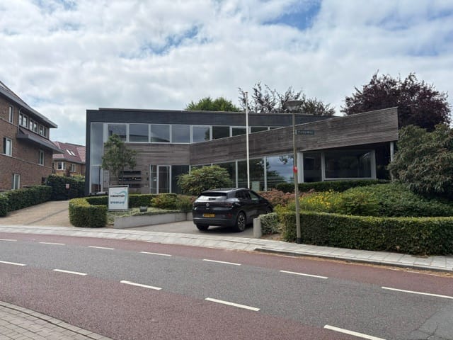 View photo 3 of Spoorlaan 8-BOVE