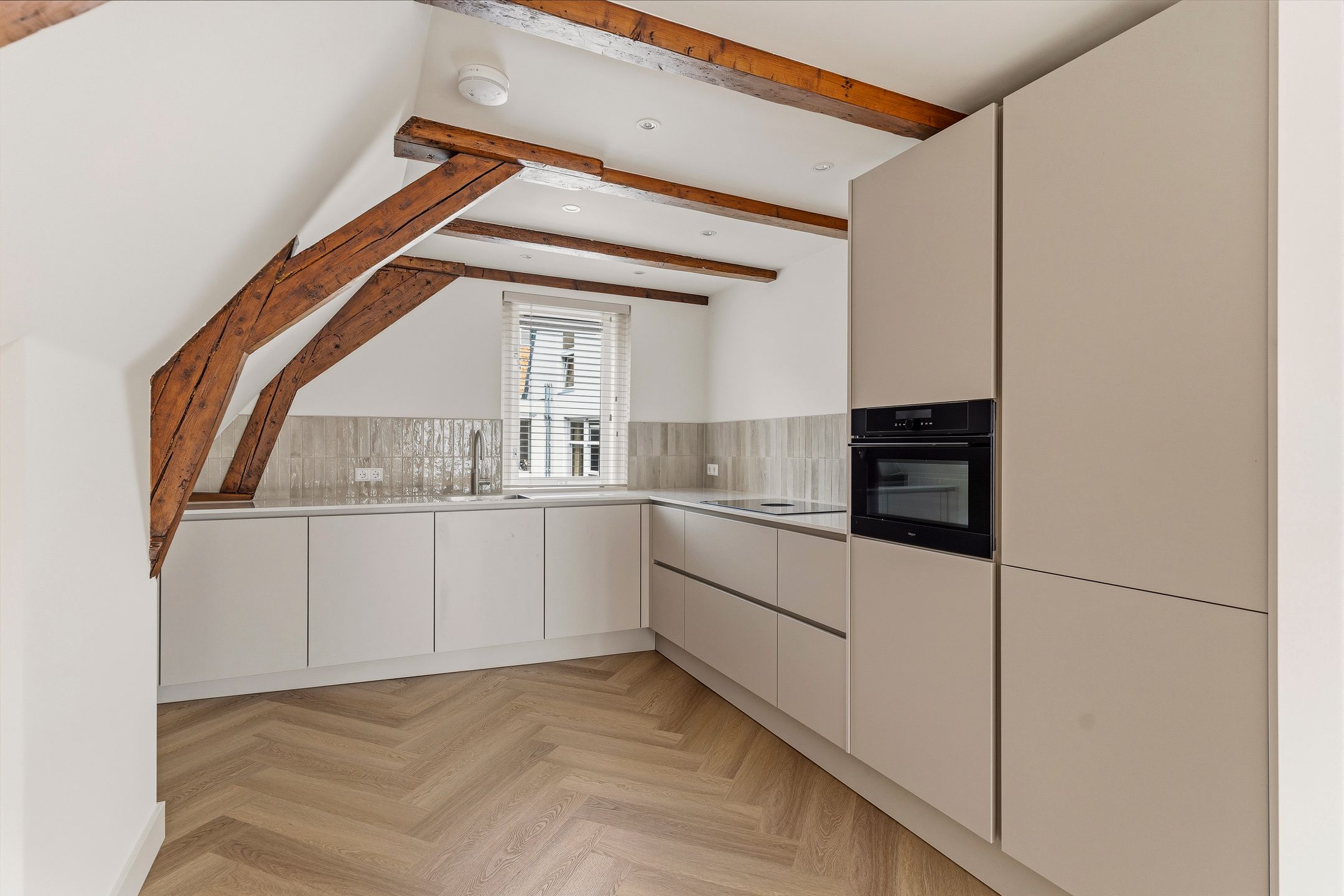 Photo 12 of Haarlemmerstraat 104-3