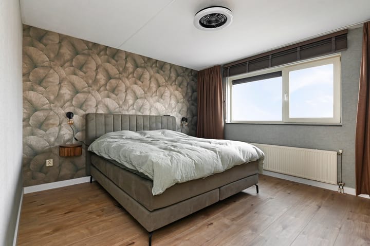 Tussenwoning te koop: Oeverbiesstraat 8, 'S-Gravenhage