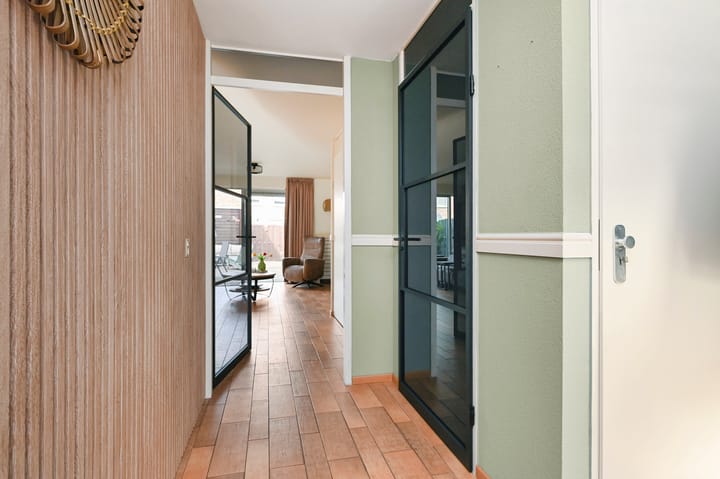 Tussenwoning te koop: Oeverbiesstraat 8, 'S-Gravenhage