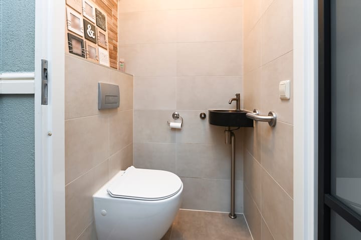 Tussenwoning te koop: Oeverbiesstraat 8, 'S-Gravenhage