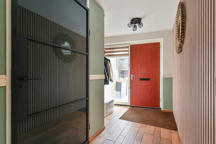 Tussenwoning te koop: Oeverbiesstraat 8, 'S-Gravenhage