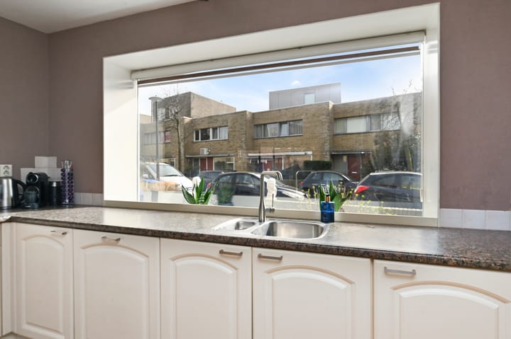 Tussenwoning te koop: Oeverbiesstraat 8, 'S-Gravenhage