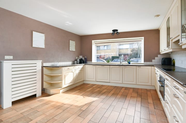 Tussenwoning te koop: Oeverbiesstraat 8, 'S-Gravenhage