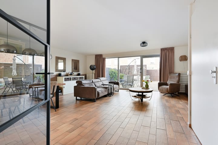 Tussenwoning te koop: Oeverbiesstraat 8, 'S-Gravenhage