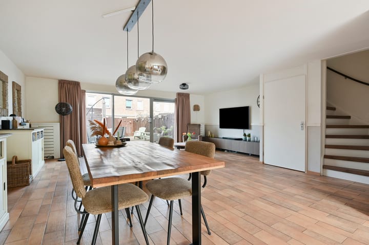 Tussenwoning te koop: Oeverbiesstraat 8, 'S-Gravenhage