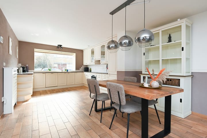 Tussenwoning te koop: Oeverbiesstraat 8, 'S-Gravenhage