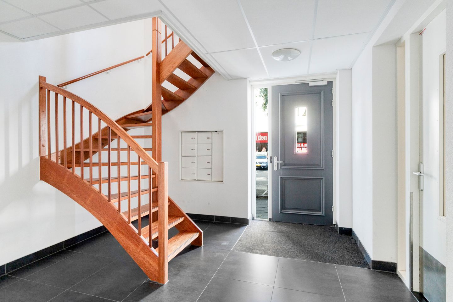 Photo 29 of Hellevoetstraat 11