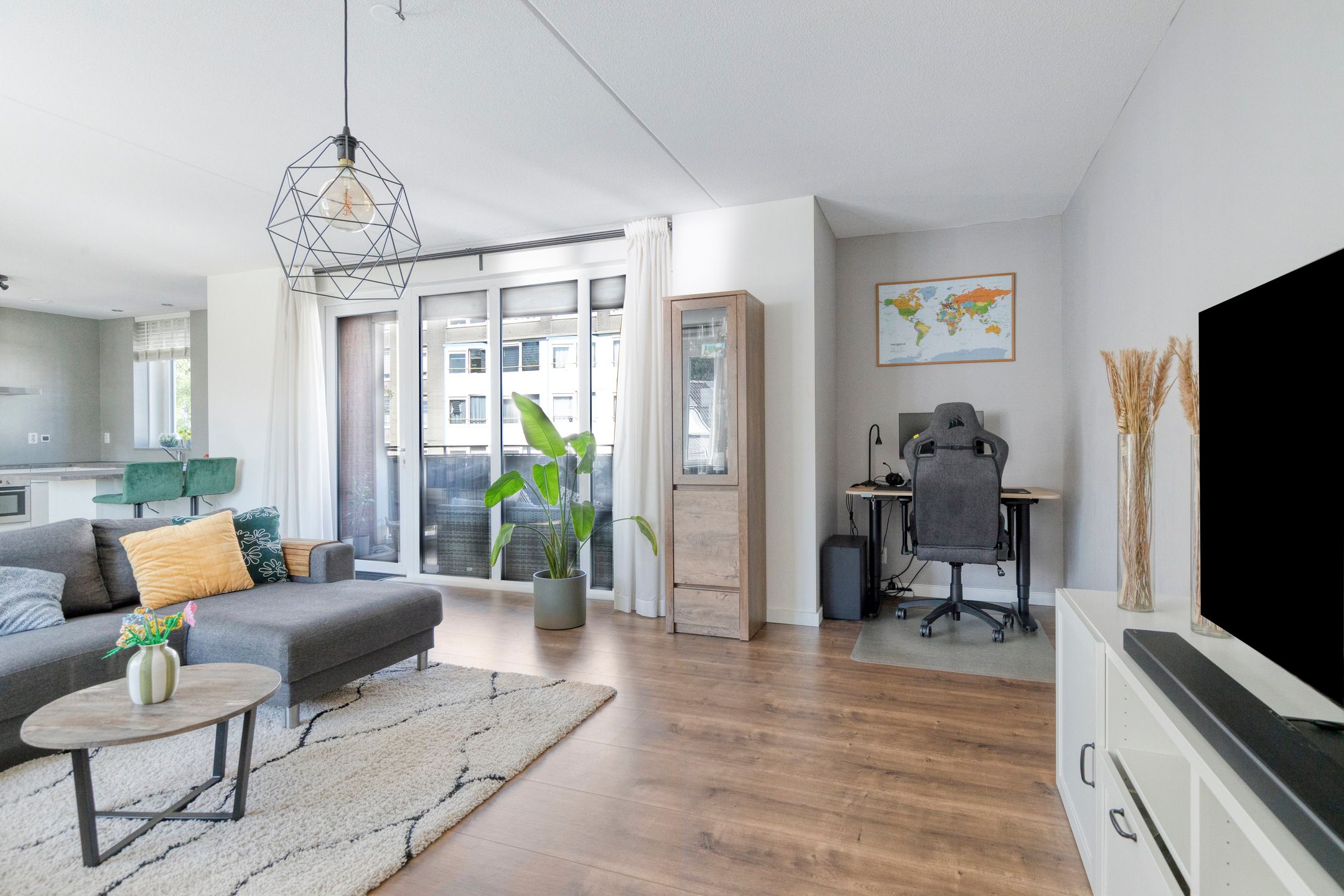 Photo 6 of Hellevoetstraat 11