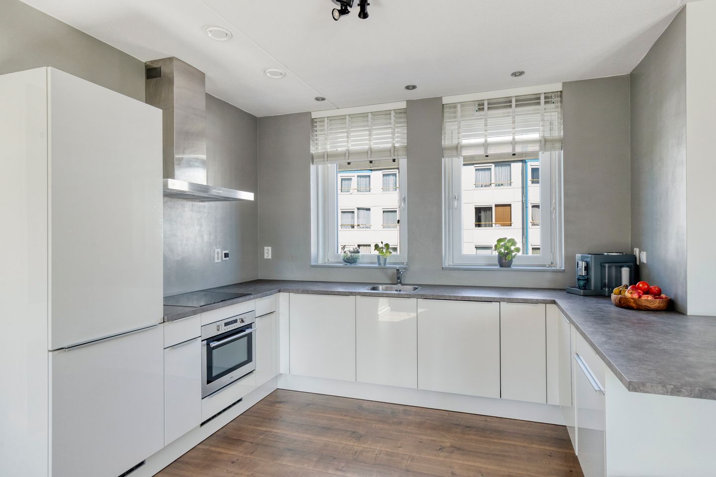 Photo 10 of Hellevoetstraat 11