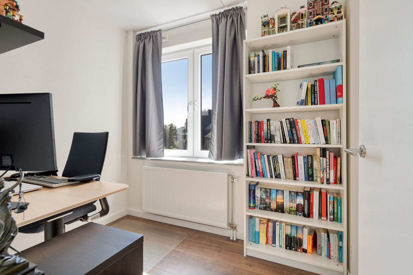 Photo 19 of Hellevoetstraat 11