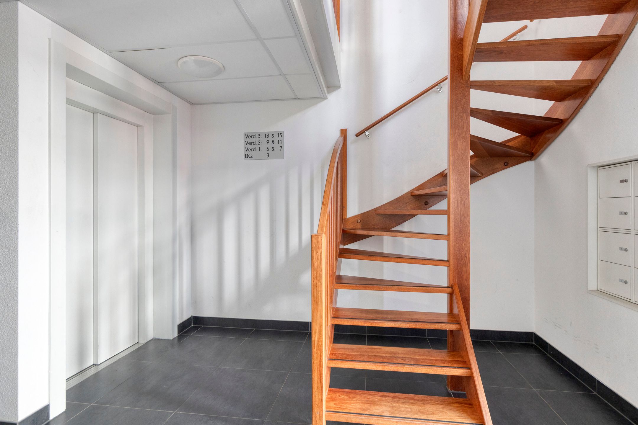 Photo 30 of Hellevoetstraat 11