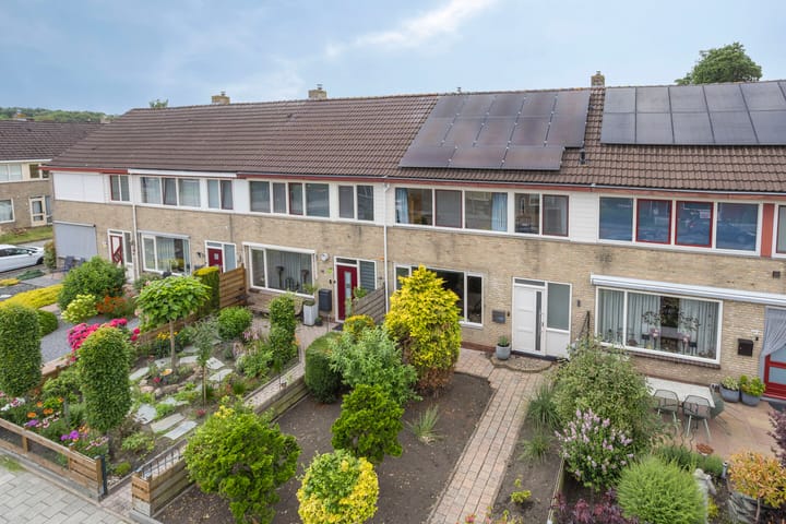 Tussenwoning te koop: Lijsterbeslaan 9, Winschoten