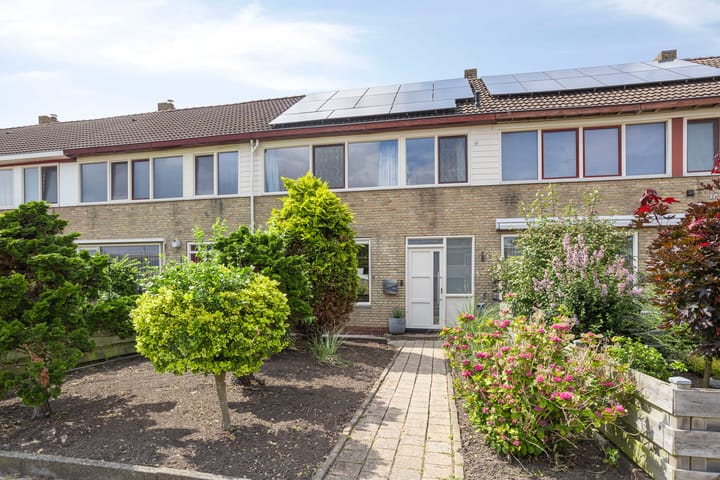 Tussenwoning te koop: Lijsterbeslaan 9, Winschoten