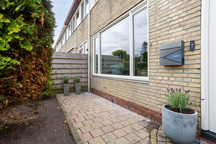 Tussenwoning te koop: Lijsterbeslaan 9, Winschoten
