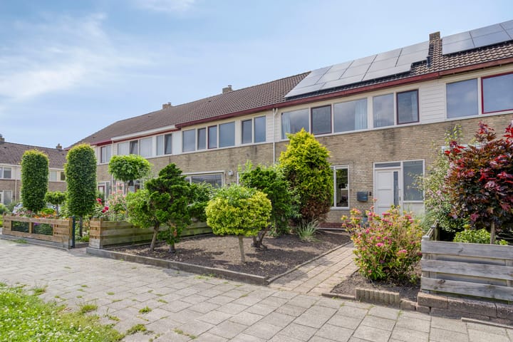 Tussenwoning te koop: Lijsterbeslaan 9, Winschoten