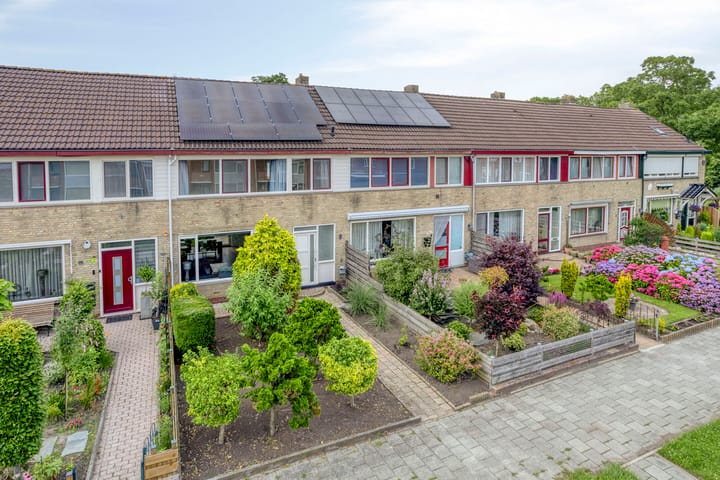 Tussenwoning te koop: Lijsterbeslaan 9, Winschoten