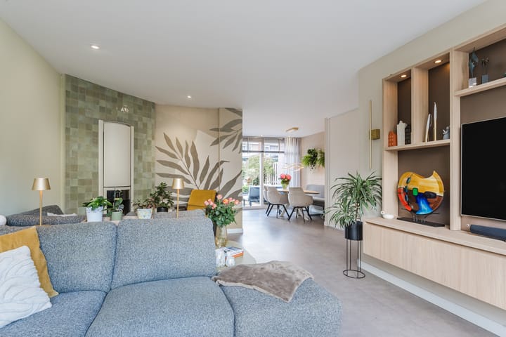 Tussenwoning te koop: Emmalaan 30, Woubrugge