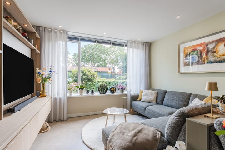 Tussenwoning te koop: Emmalaan 30, Woubrugge