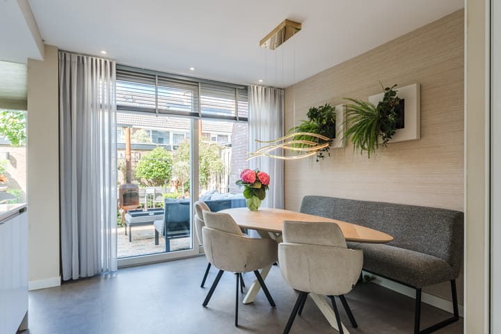 Tussenwoning te koop: Emmalaan 30, Woubrugge