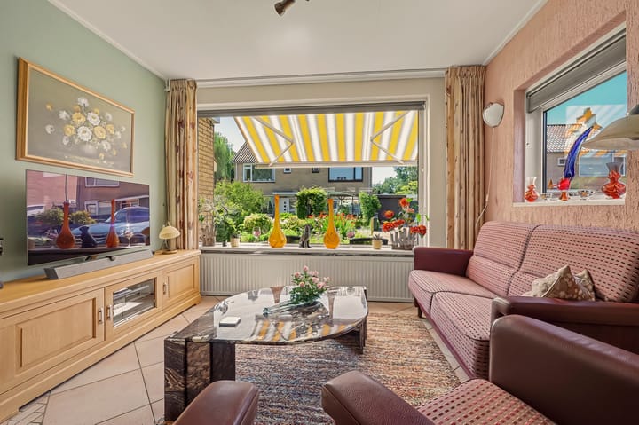 Tussenwoning te koop: J v d Woudestraat 10, Rockanje
