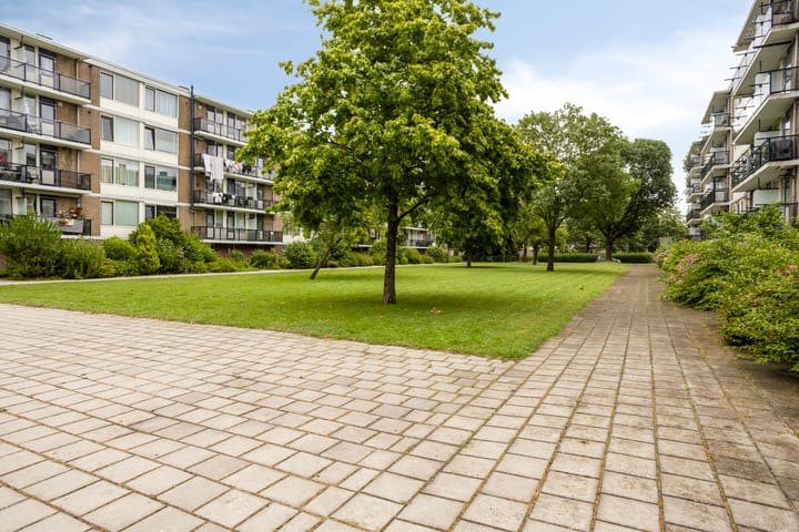 Photo 4 of Van Karnebeekstraat 43