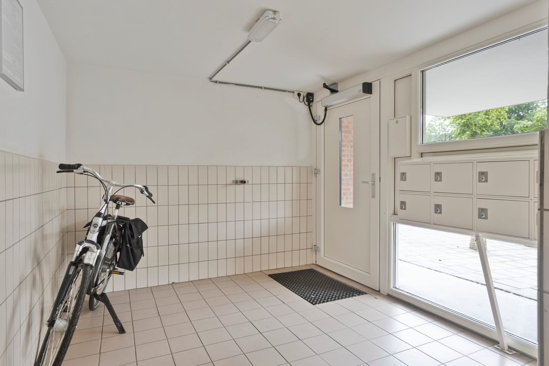 Photo 7 of Van Karnebeekstraat 43