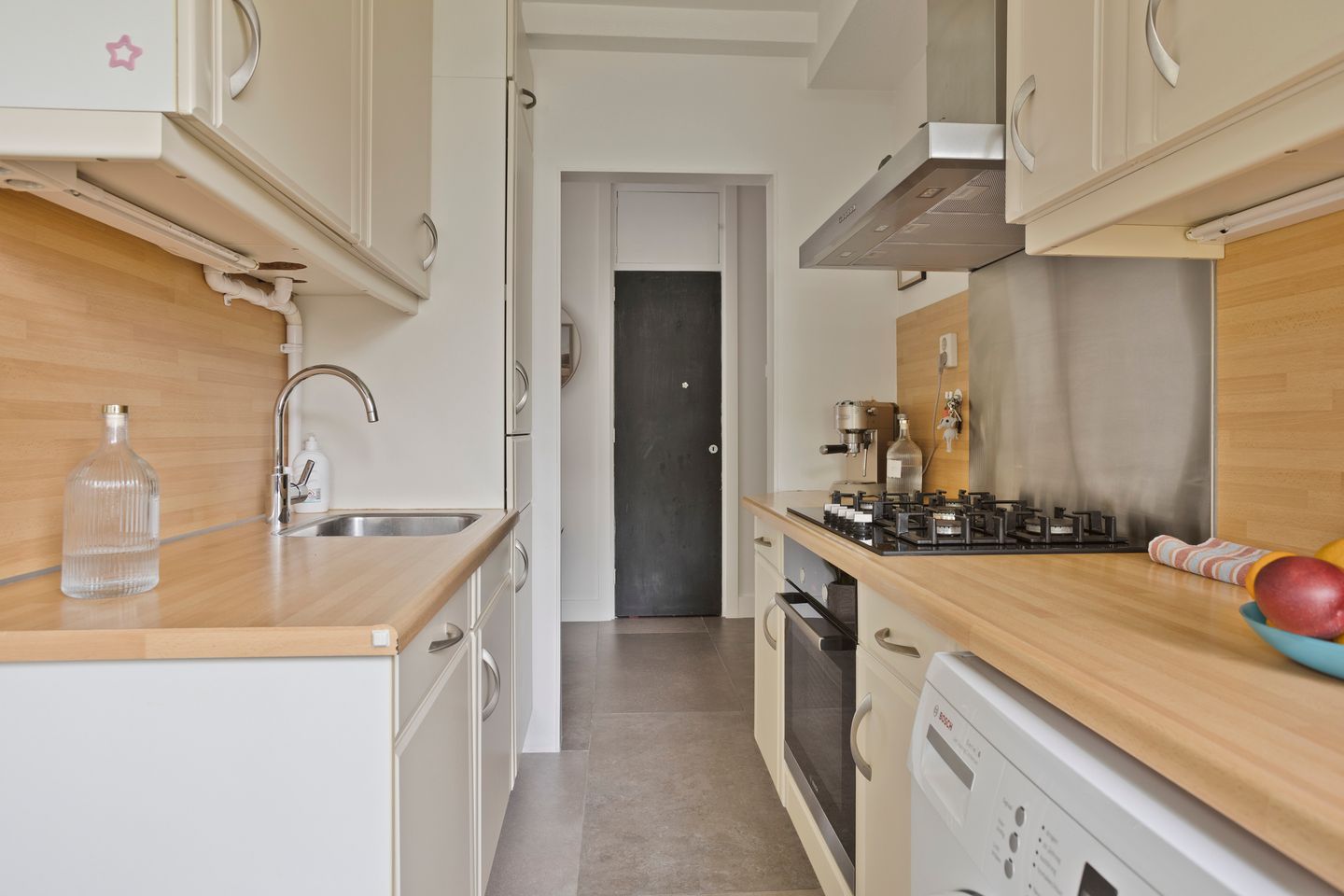 Photo 14 of Van Karnebeekstraat 43