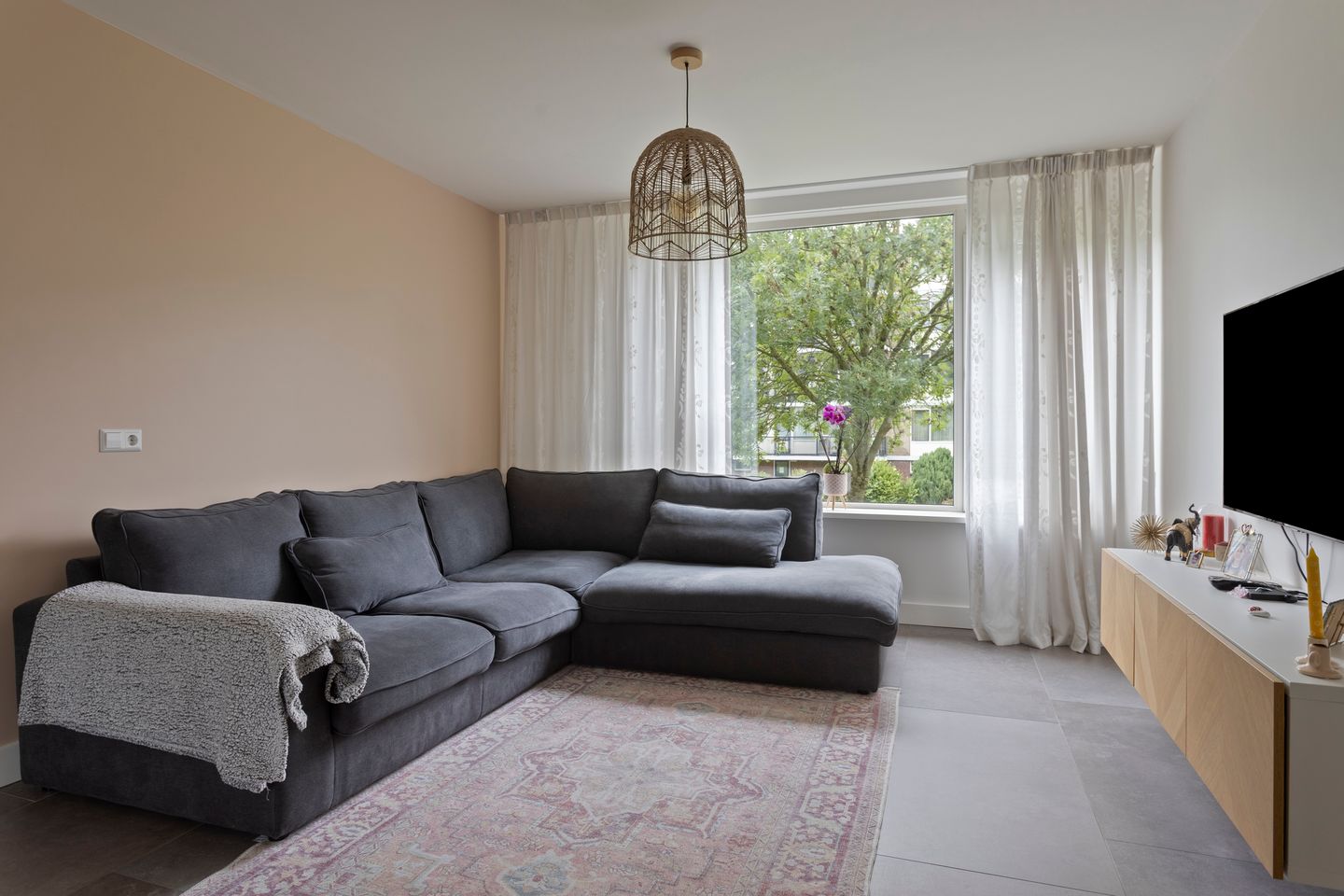 Photo 10 of Van Karnebeekstraat 43