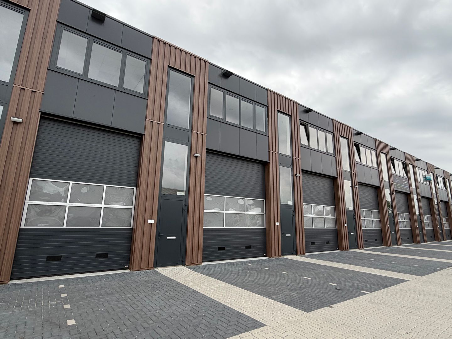 View photo 2 of Goudstraat 1-3
