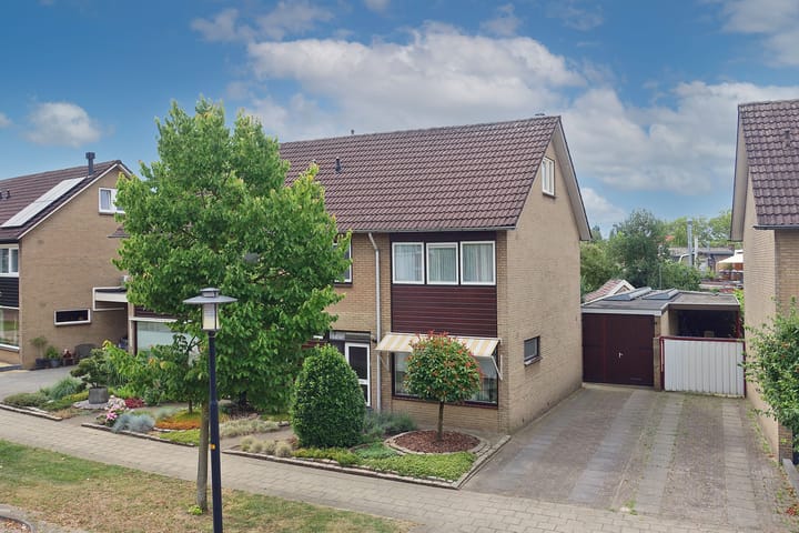Twee-onder-één-kap te koop: Loweg 4, Hengelo