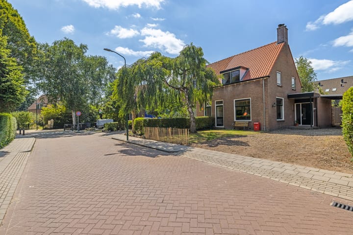 Twee-onder-één-kap te koop: Dr. J.J.F. Steijlingweg 14, Maartensdijk