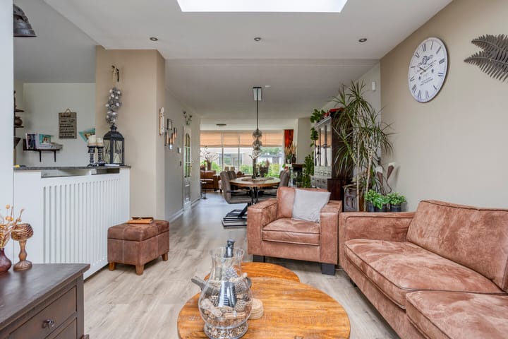 Tussenwoning te koop: Meeuwenlaan 11, Made